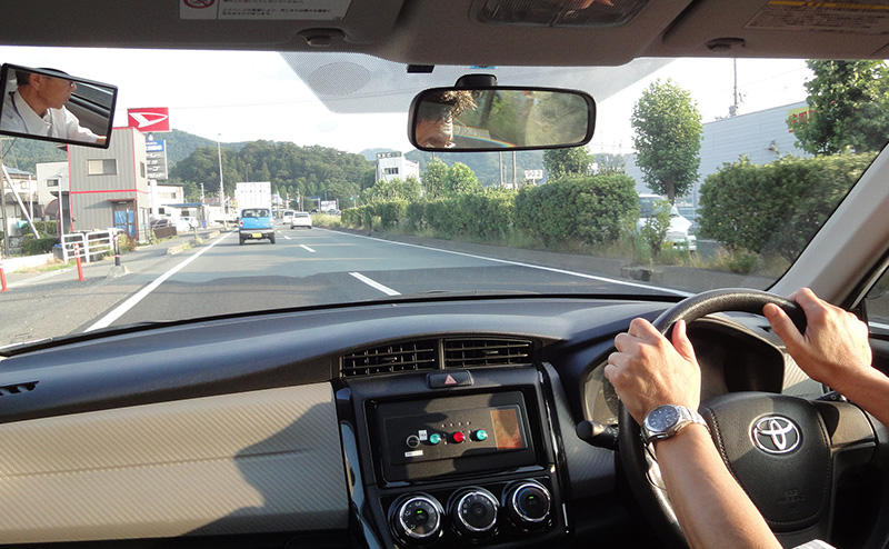 ドライブしている車内