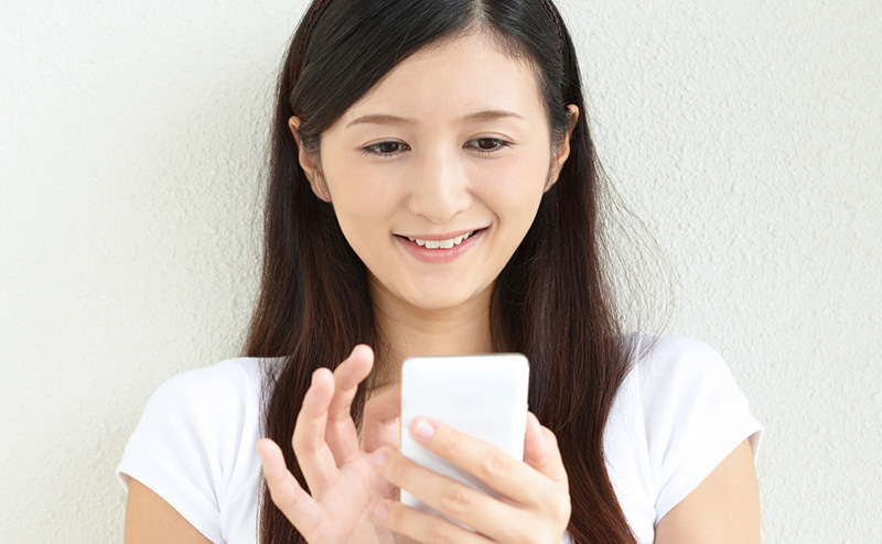 スマホ操作している女性